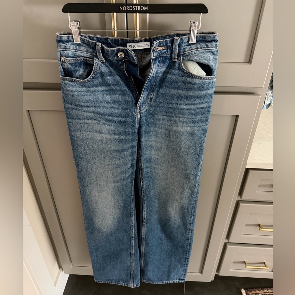 Zara’s Women’s straight jeans. Excellent condition!